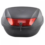 Vista lateral del baúl de moto para 2 cascos 48L instalado en scooter