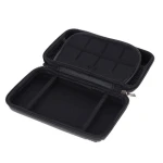 Estuche protector Nintendo 2DS XL abierto mostrando almacenamiento interior