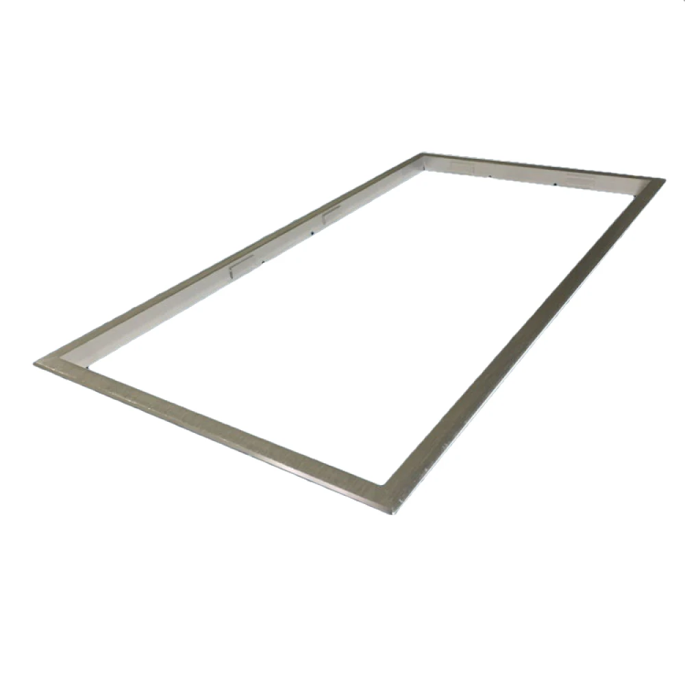 Vista del marco para panel LED 120x30 en instalación de techo fijo