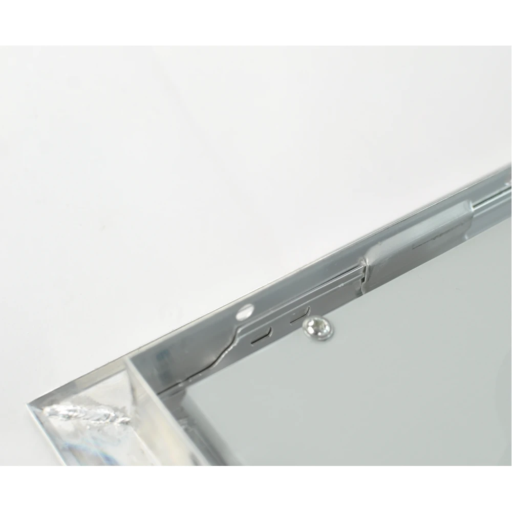 Detalle del marco de empotrar para panel LED 120x30 en techo de escayola