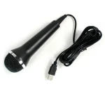 Detalle del conector USB del micrófono universal para consolas y PC