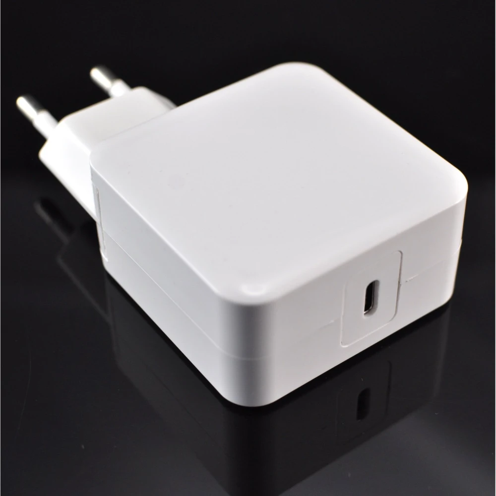 Cargador USB-C 29W compatible MacBook en uso con portátil Apple