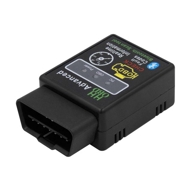 Černý adaptér ELM327 Bluetooth z úhlu, v popředí 16pinový konektor OBD2